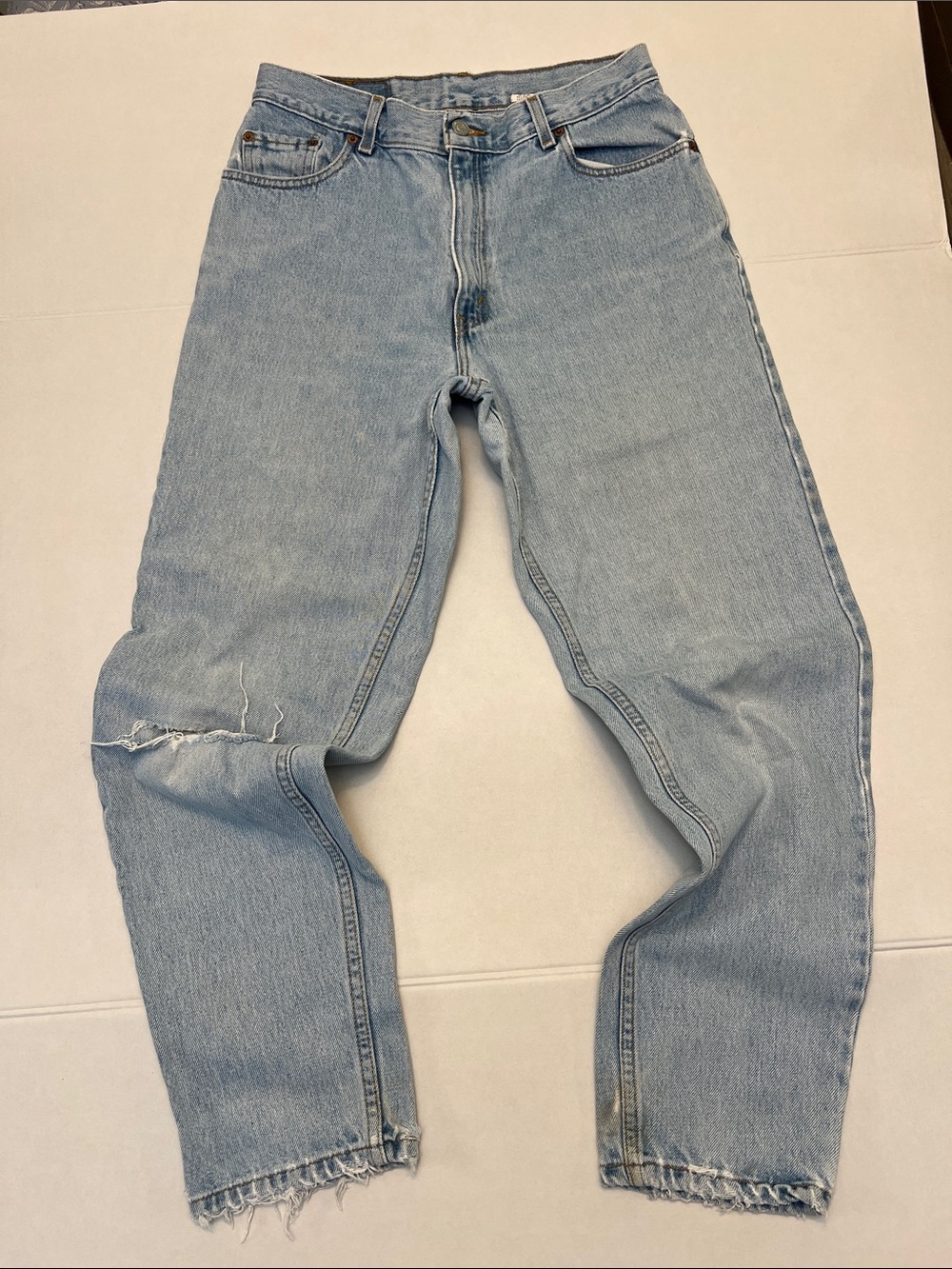 Y2K LEVI’S 550’s VINTAGE RELAXED FIT TAPERED LEG DISTRESSED JEANS